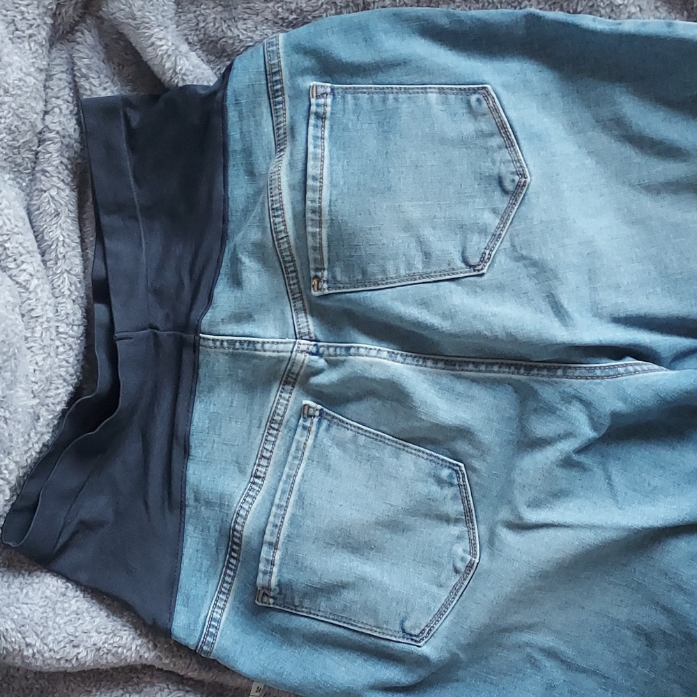 Old Navy Maternity Skinny Jeans - Picture 6 of 6